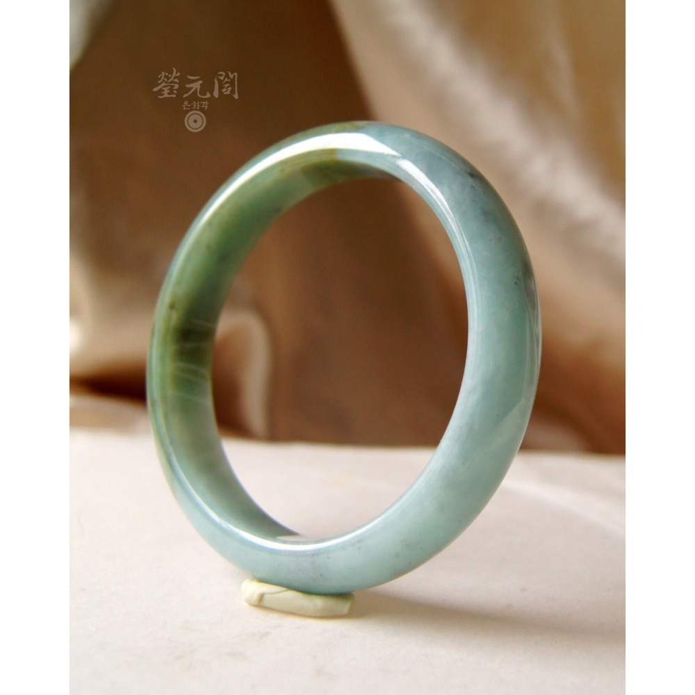 【瑩元閣】《冰糯湖水藍綠半山水》翡翠玉鐲/天然緬甸玉A貨/平安鐲/手圍18.2/圈口55.7/JB-0207現貨在台台証-細節圖4