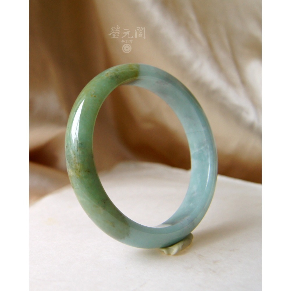 【瑩元閣】《冰糯湖水藍綠半山水》翡翠玉鐲/天然緬甸玉A貨/平安鐲/手圍18.2/圈口55.7/JB-0207現貨在台台証-細節圖5
