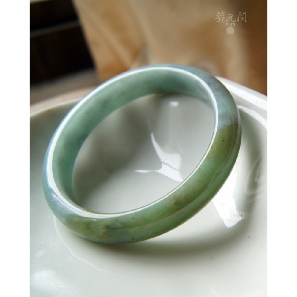 【瑩元閣】《冰糯湖水藍綠半山水》翡翠玉鐲/天然緬甸玉A貨/平安鐲/手圍18.2/圈口55.7/JB-0207現貨在台台証-細節圖6