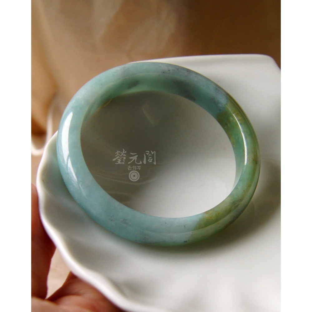 【瑩元閣】《冰糯湖水藍綠半山水》翡翠玉鐲/天然緬甸玉A貨/平安鐲/手圍18.2/圈口55.7/JB-0207現貨在台台証-細節圖7
