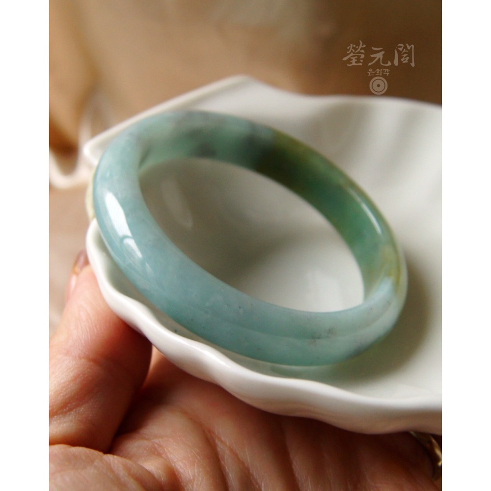【瑩元閣】《冰糯湖水藍綠半山水》翡翠玉鐲/天然緬甸玉A貨/平安鐲/手圍18.2/圈口55.7/JB-0207現貨在台台証-細節圖8