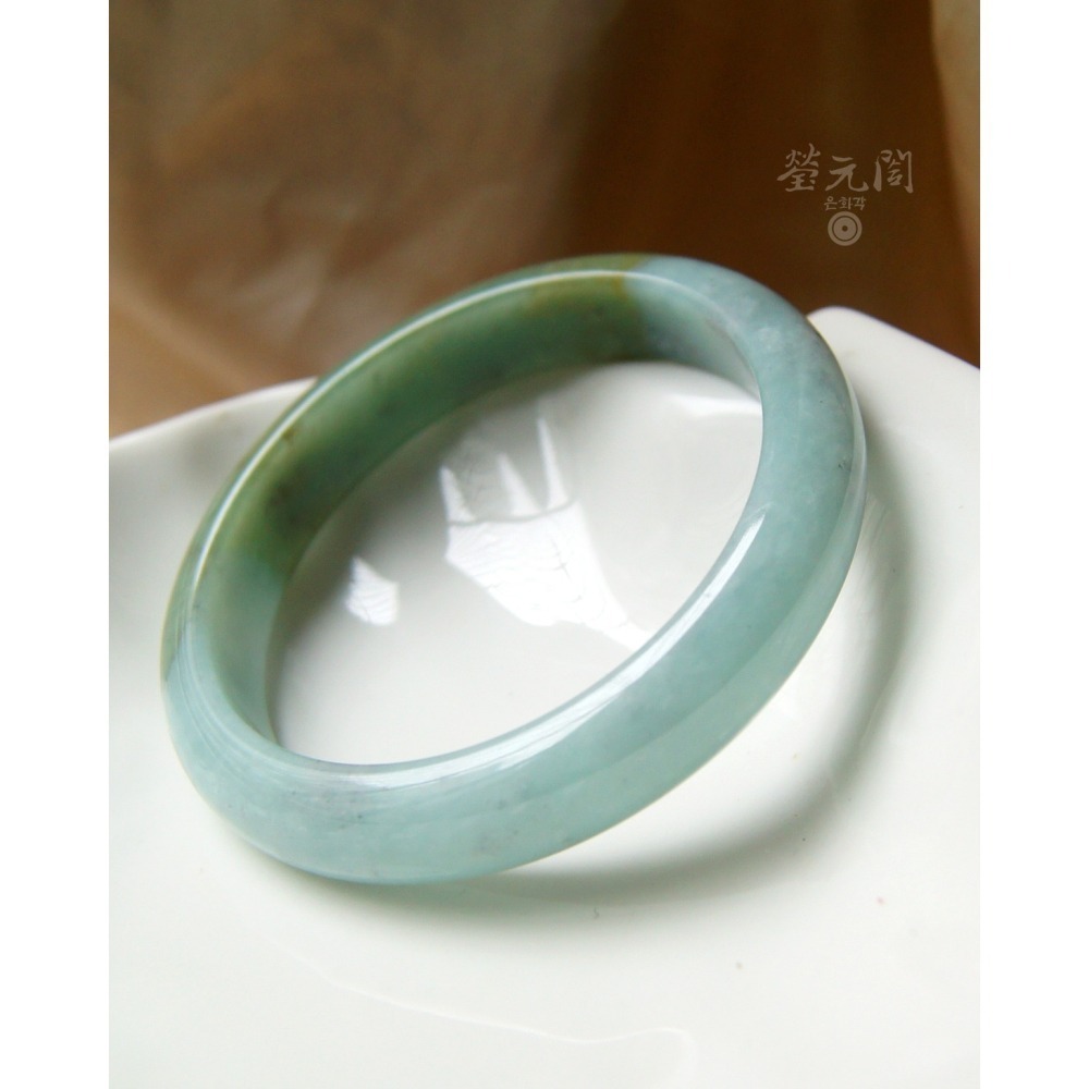【瑩元閣】《冰糯湖水藍綠半山水》翡翠玉鐲/天然緬甸玉A貨/平安鐲/手圍18.2/圈口55.7/JB-0207現貨在台台証-細節圖9