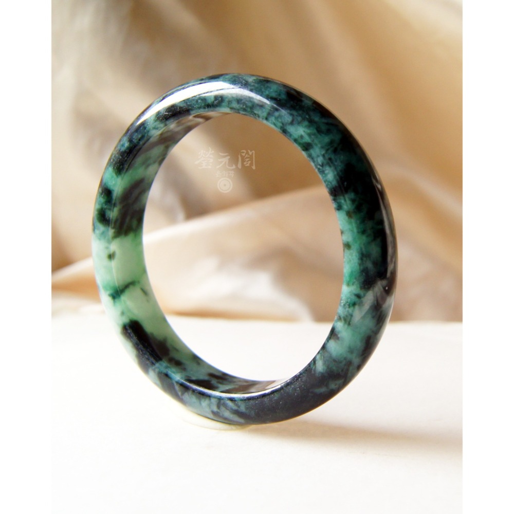 【瑩元閣】《水頭飽豔綠花青》天然緬甸玉/翡翠a貨/平安鐲/手圍19.3/圈口59.3/JB-0220現貨在台當日寄出-細節圖2