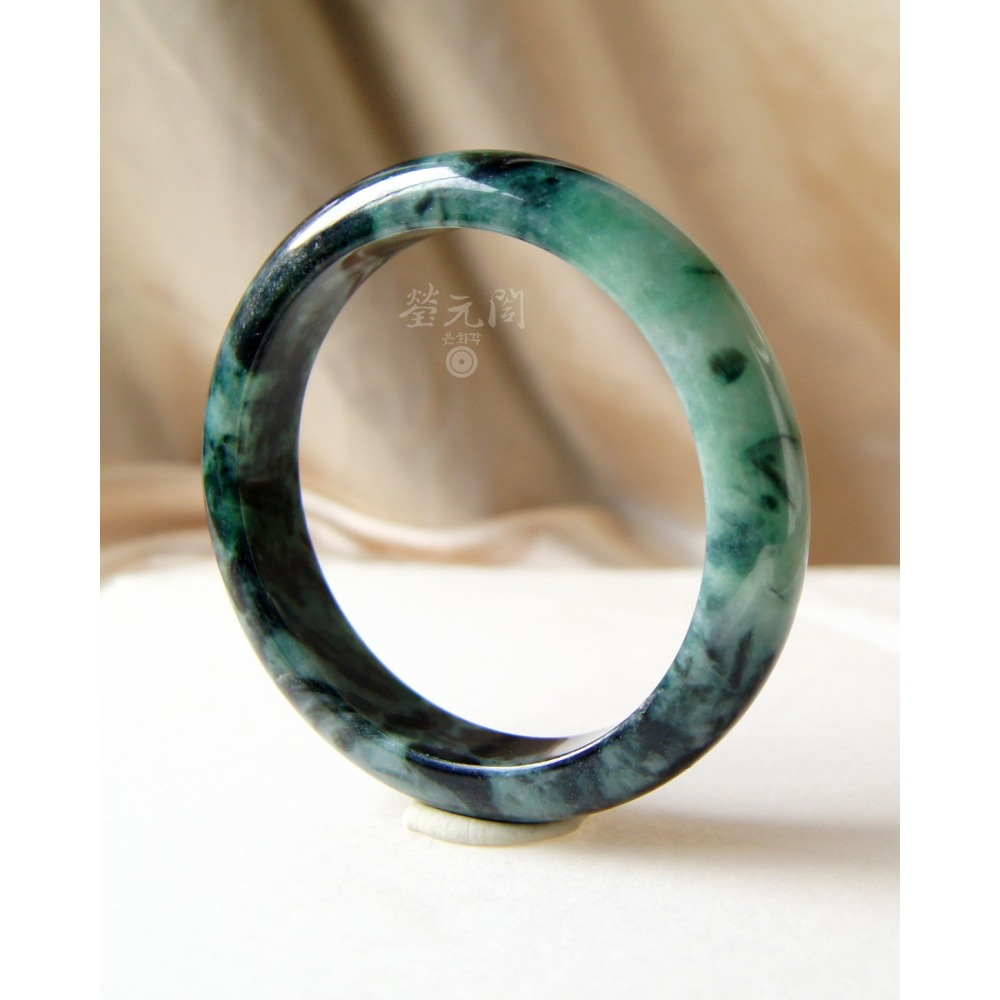 【瑩元閣】《水頭飽豔綠花青》天然緬甸玉/翡翠a貨/平安鐲/手圍19.3/圈口59.3/JB-0220現貨在台當日寄出-細節圖3