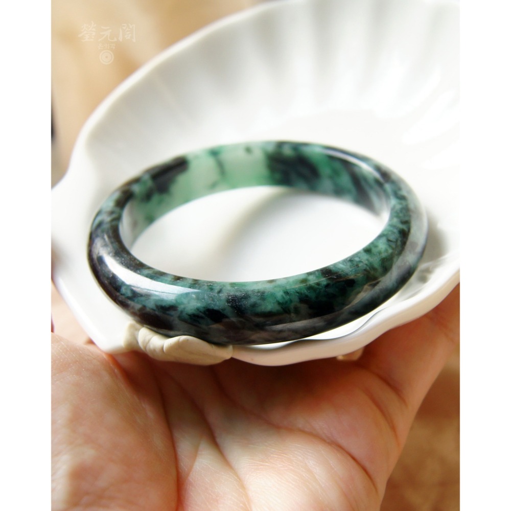 【瑩元閣】《水頭飽豔綠花青》天然緬甸玉/翡翠a貨/平安鐲/手圍19.3/圈口59.3/JB-0220現貨在台當日寄出-細節圖4