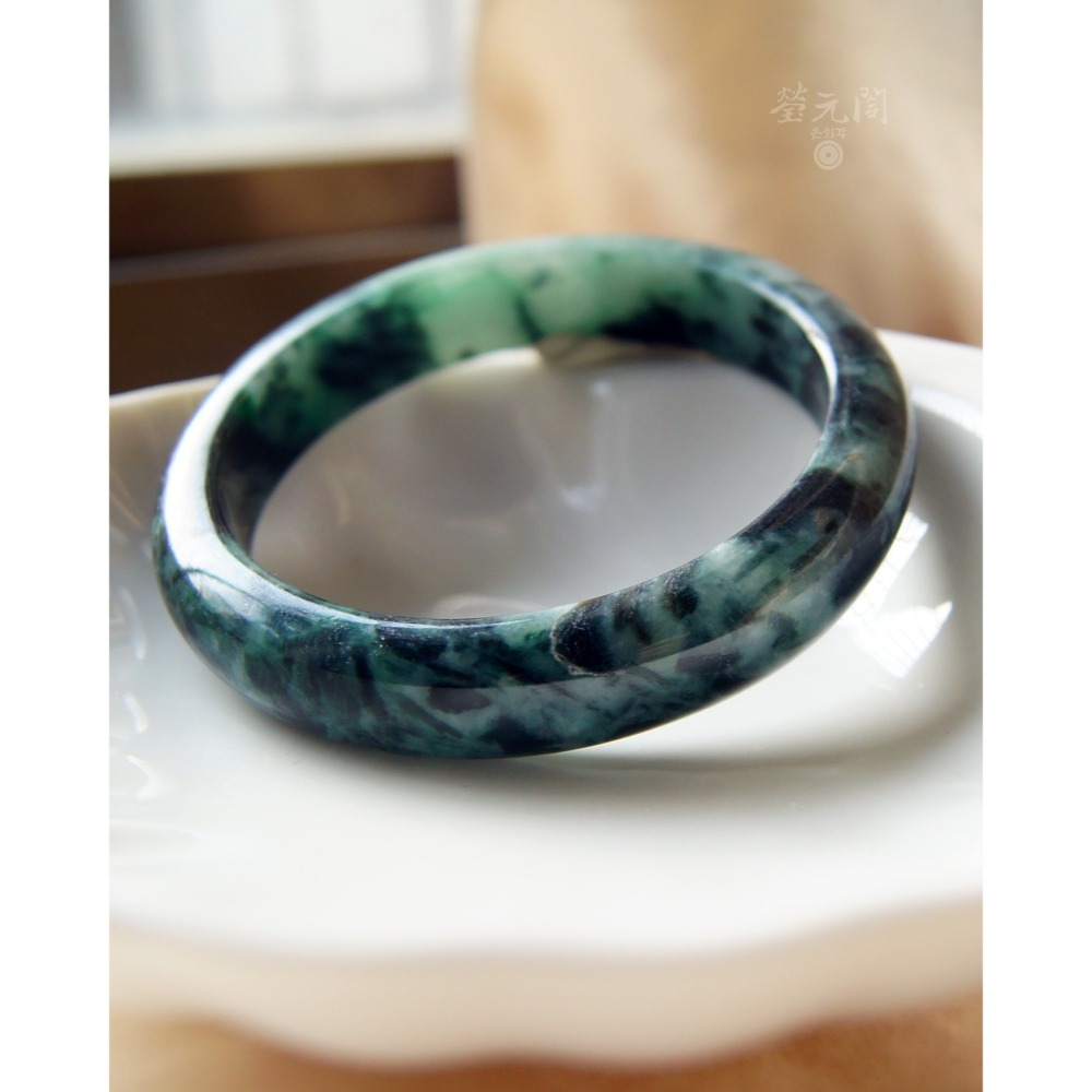 【瑩元閣】《水頭飽豔綠花青》天然緬甸玉/翡翠a貨/平安鐲/手圍19.3/圈口59.3/JB-0220現貨在台當日寄出-細節圖5