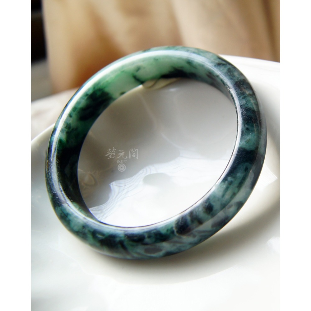 【瑩元閣】《水頭飽豔綠花青》天然緬甸玉/翡翠a貨/平安鐲/手圍19.3/圈口59.3/JB-0220現貨在台當日寄出-細節圖6