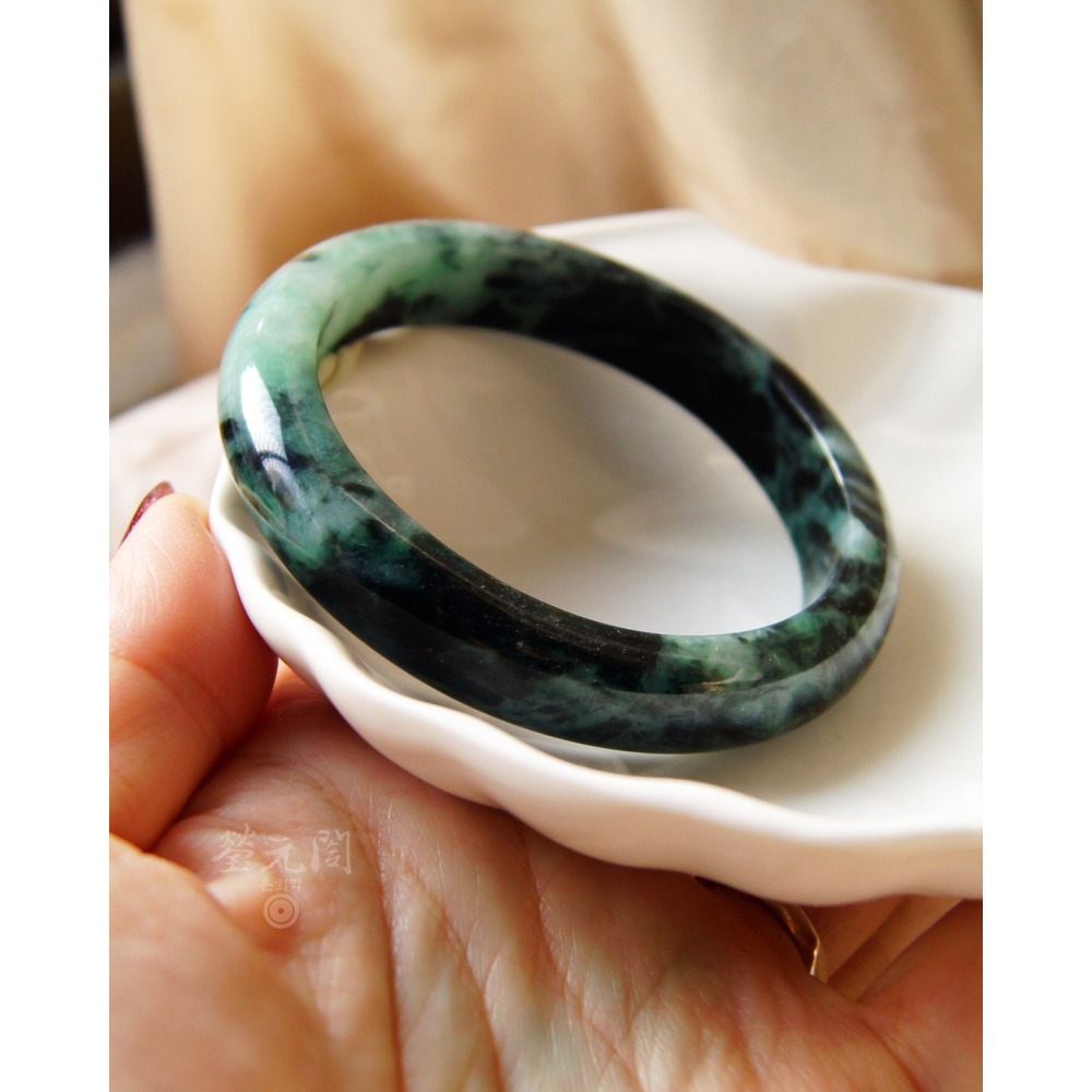【瑩元閣】《水頭飽豔綠花青》天然緬甸玉/翡翠a貨/平安鐲/手圍19.3/圈口59.3/JB-0220現貨在台當日寄出-細節圖7