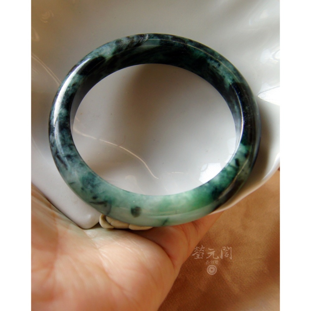 【瑩元閣】《水頭飽豔綠花青》天然緬甸玉/翡翠a貨/平安鐲/手圍19.3/圈口59.3/JB-0220現貨在台當日寄出-細節圖8