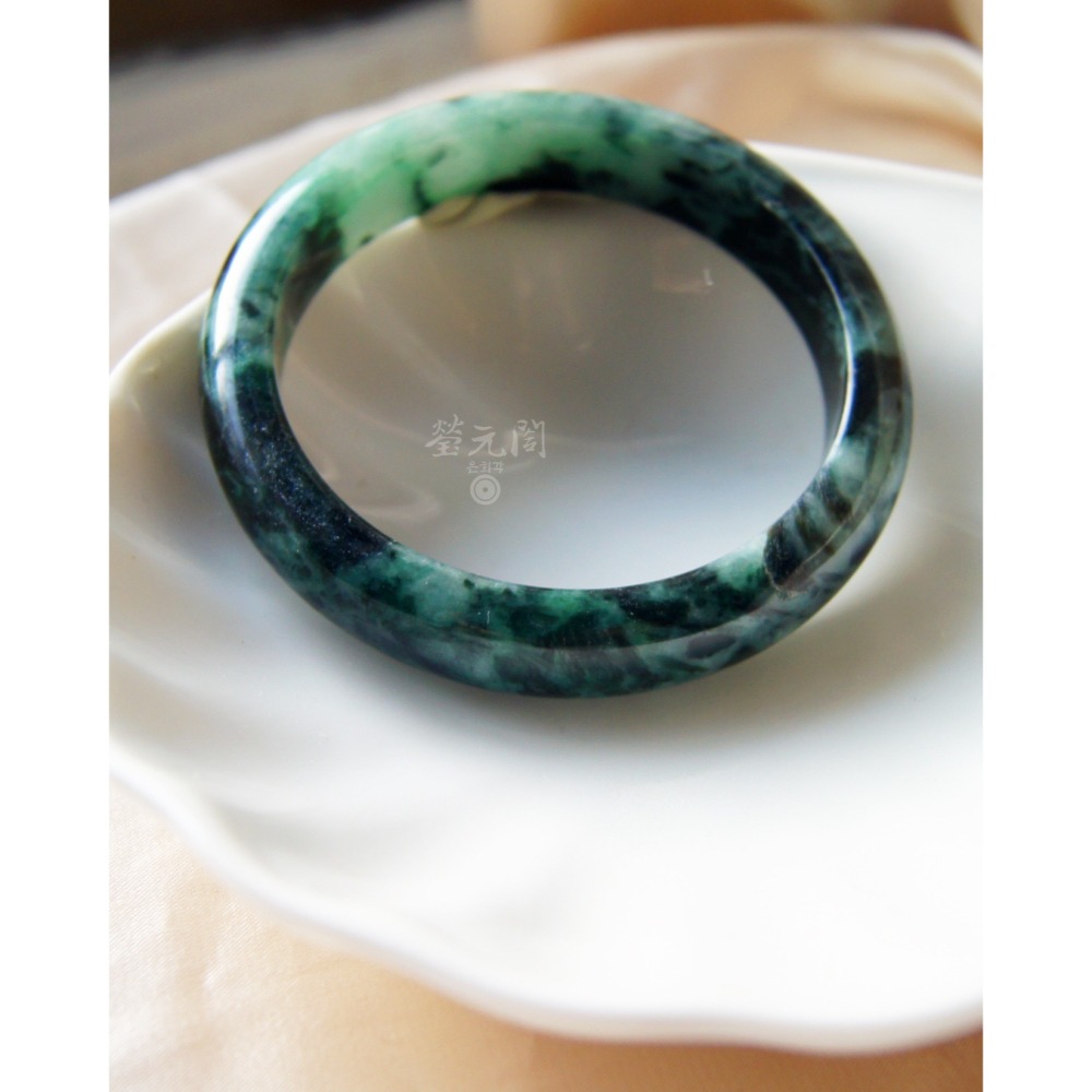 【瑩元閣】《水頭飽豔綠花青》天然緬甸玉/翡翠a貨/平安鐲/手圍19.3/圈口59.3/JB-0220現貨在台當日寄出-細節圖9