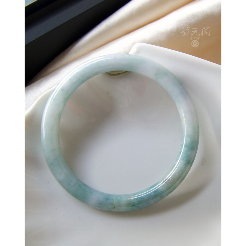 【瑩元閣】《芙蓉淡藍牛仔藍綠飄花》天然緬甸玉翡翠a貨/圓骨鐲/手圍17.8~18.5/圈口54.7/JB-0226現貨-細節圖2