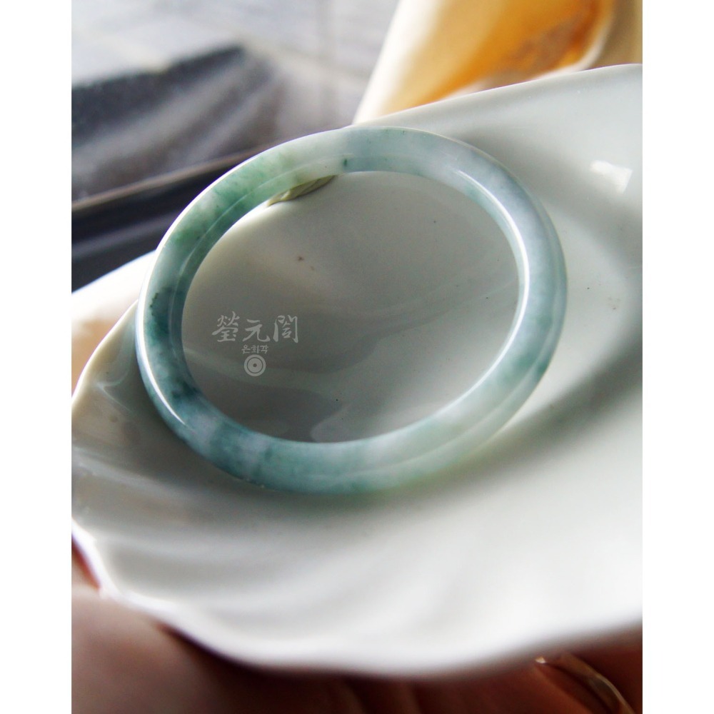 【瑩元閣】《芙蓉淡藍牛仔藍綠飄花》天然緬甸玉翡翠a貨/圓骨鐲/手圍17.8~18.5/圈口54.7/JB-0226現貨-細節圖3
