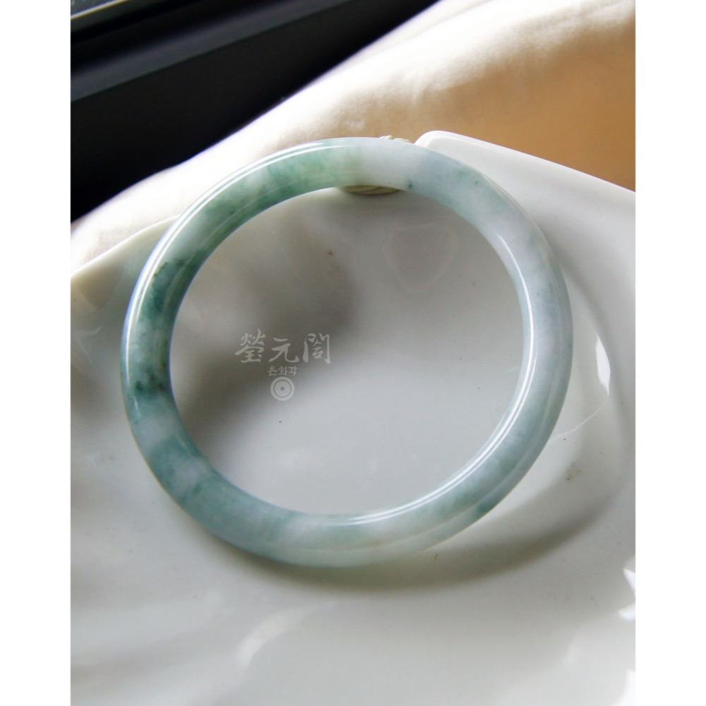 【瑩元閣】《芙蓉淡藍牛仔藍綠飄花》天然緬甸玉翡翠a貨/圓骨鐲/手圍17.8~18.5/圈口54.7/JB-0226現貨-細節圖5