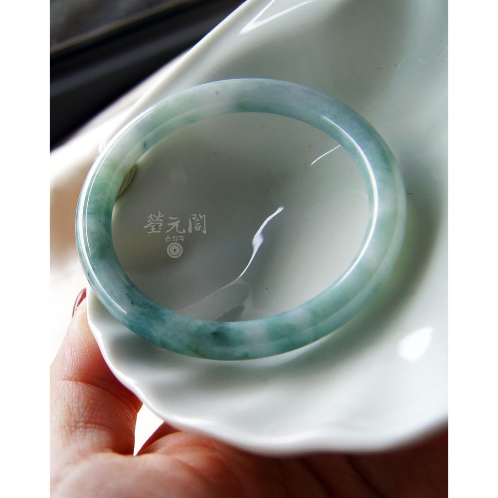 【瑩元閣】《芙蓉淡藍牛仔藍綠飄花》天然緬甸玉翡翠a貨/圓骨鐲/手圍17.8~18.5/圈口54.7/JB-0226現貨-細節圖6