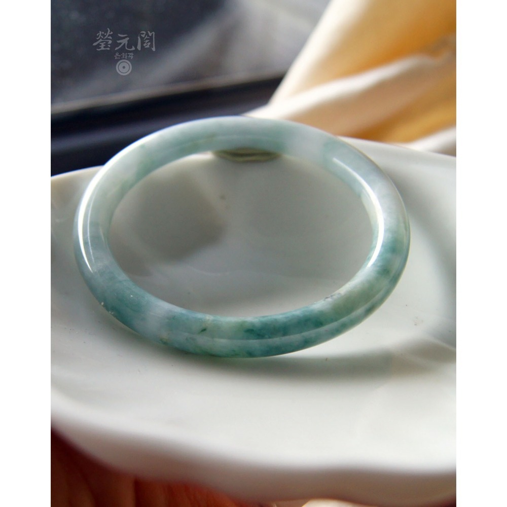 【瑩元閣】《芙蓉淡藍牛仔藍綠飄花》天然緬甸玉翡翠a貨/圓骨鐲/手圍17.8~18.5/圈口54.7/JB-0226現貨-細節圖7