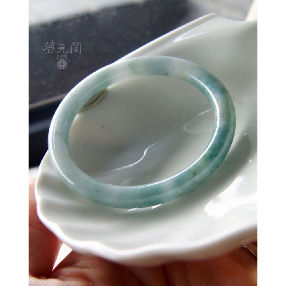 【瑩元閣】《芙蓉淡藍牛仔藍綠飄花》天然緬甸玉翡翠a貨/圓骨鐲/手圍17.8~18.5/圈口54.7/JB-0226現貨-細節圖8