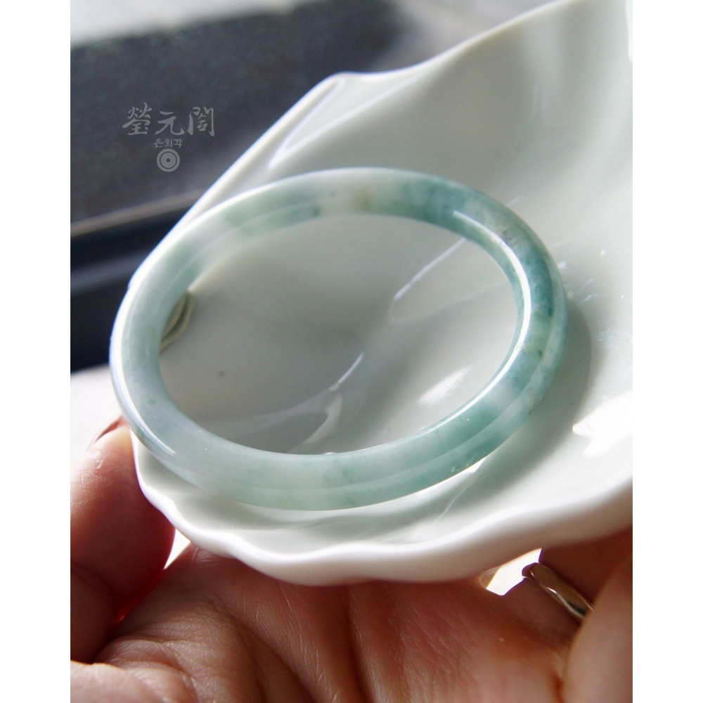 【瑩元閣】《芙蓉淡藍牛仔藍綠飄花》天然緬甸玉翡翠a貨/圓骨鐲/手圍17.8~18.5/圈口54.7/JB-0226現貨-細節圖9