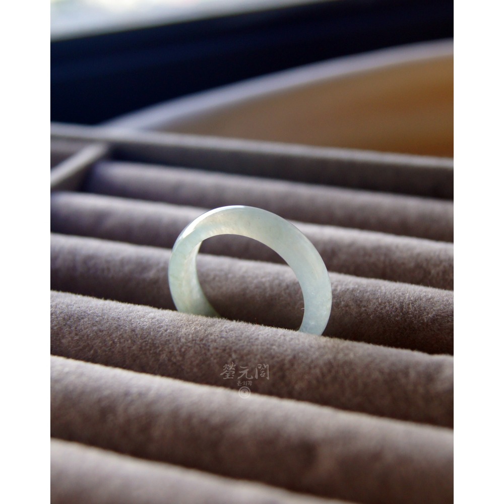 【瑩元閣】《冰玻種淡晴水起膠玉戒》天然緬甸玉翡翠A貨/翡翠戒指/國際圍15/JR-0077現貨在台當天寄出-細節圖3