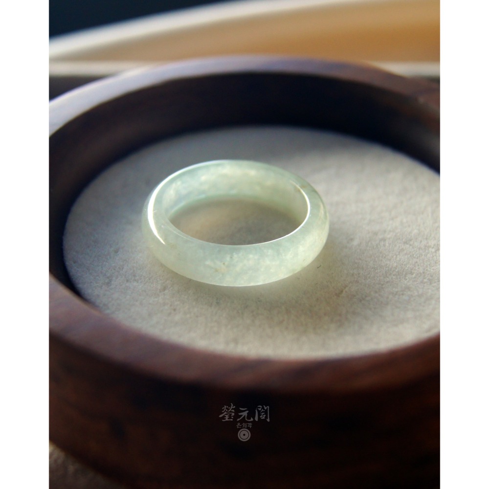 【瑩元閣】《冰玻種淡晴水起膠玉戒》天然緬甸玉翡翠A貨/翡翠戒指/國際圍15/JR-0077現貨在台當天寄出-細節圖6