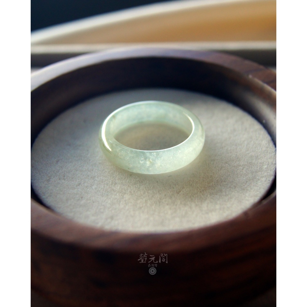【瑩元閣】《冰玻種淡晴水起膠玉戒》天然緬甸玉翡翠A貨/翡翠戒指/國際圍15/JR-0077現貨在台當天寄出-細節圖7