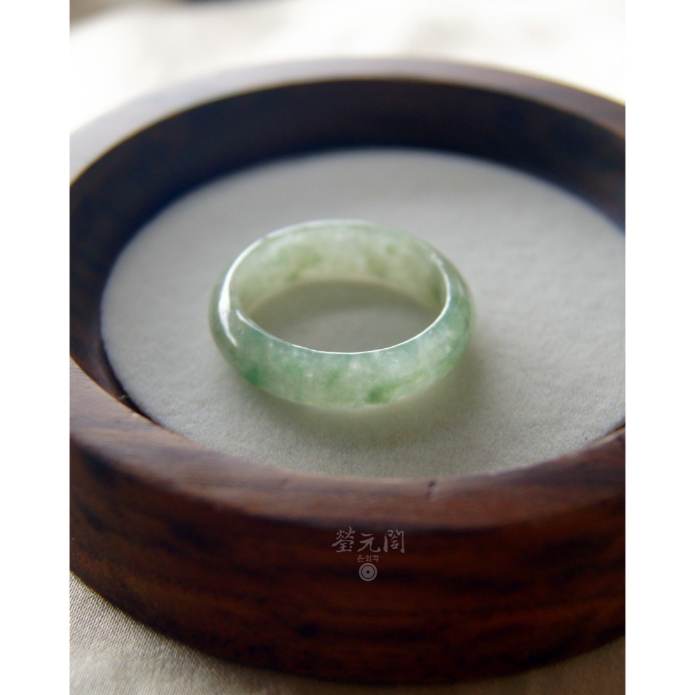 【瑩元閣】《冰種晴水陽綠飄花玉戒》天然緬甸玉翡翠A貨/翡翠戒指/國際圍17/JR-0076現貨在台當天寄出-細節圖2
