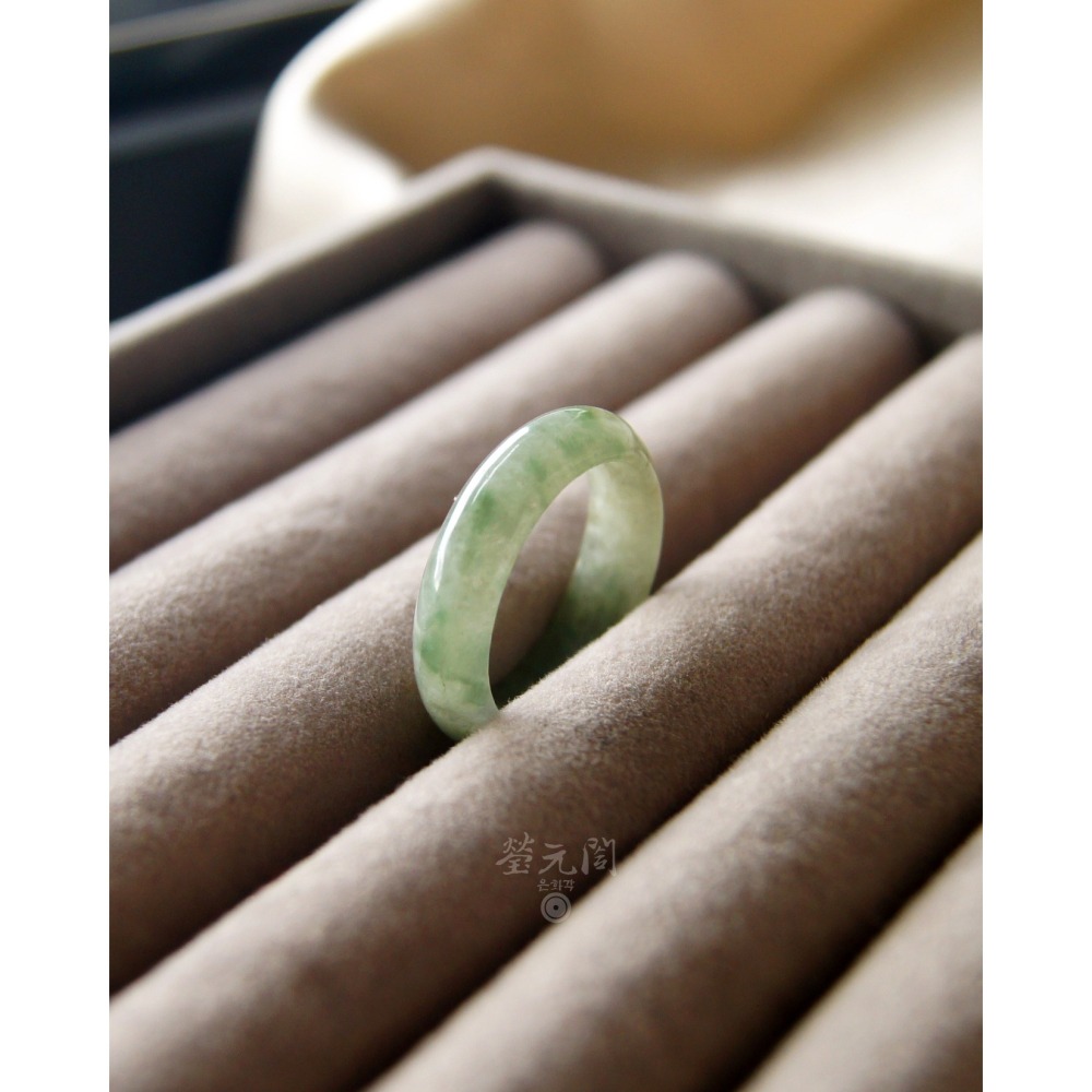 【瑩元閣】《冰種晴水陽綠飄花玉戒》天然緬甸玉翡翠A貨/翡翠戒指/國際圍17/JR-0076現貨在台當天寄出-細節圖3
