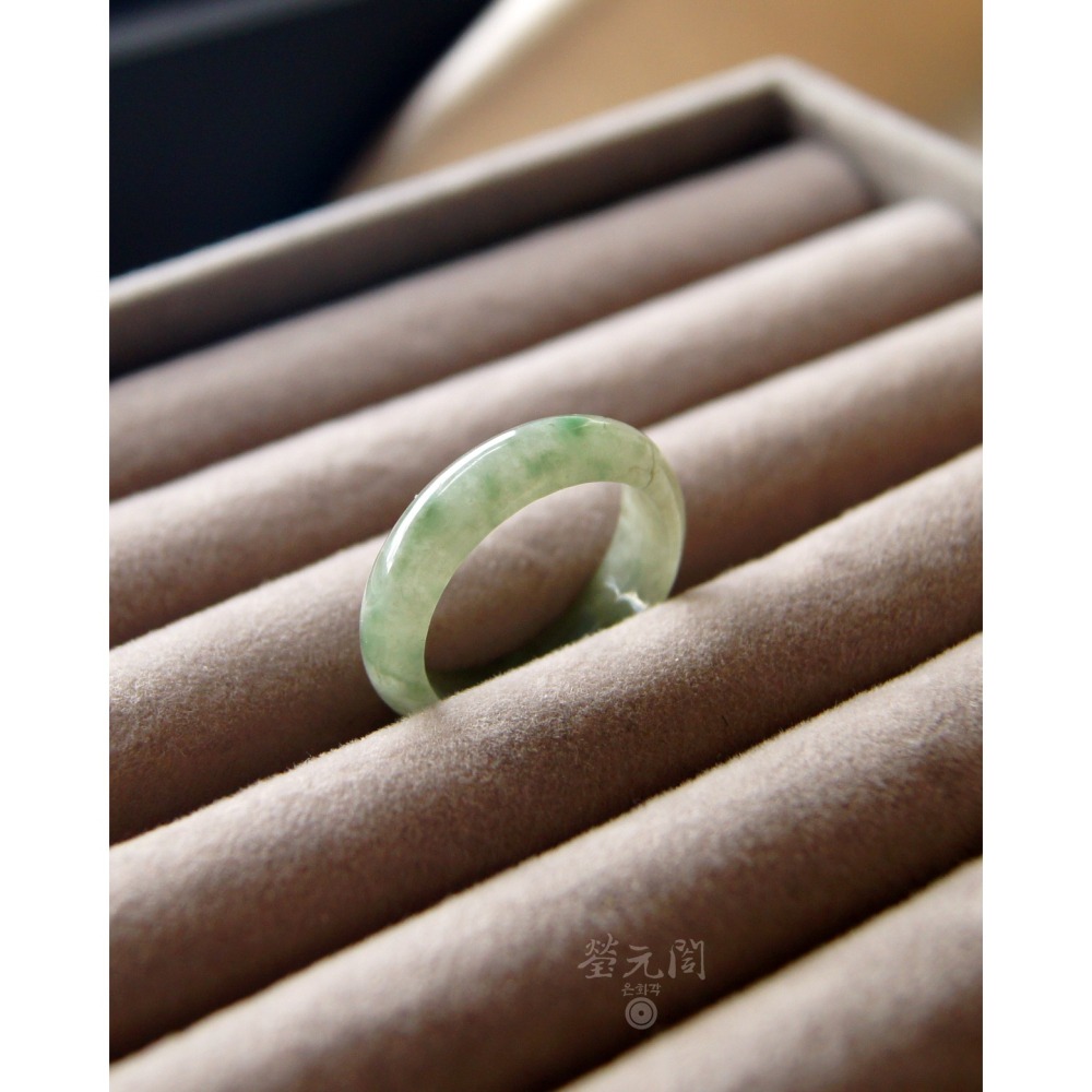 【瑩元閣】《冰種晴水陽綠飄花玉戒》天然緬甸玉翡翠A貨/翡翠戒指/國際圍17/JR-0076現貨在台當天寄出-細節圖4