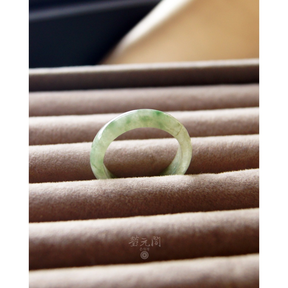 【瑩元閣】《冰種晴水陽綠飄花玉戒》天然緬甸玉翡翠A貨/翡翠戒指/國際圍17/JR-0076現貨在台當天寄出-細節圖5