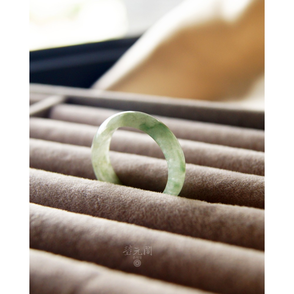 【瑩元閣】《冰種晴水陽綠飄花玉戒》天然緬甸玉翡翠A貨/翡翠戒指/國際圍17/JR-0076現貨在台當天寄出-細節圖6