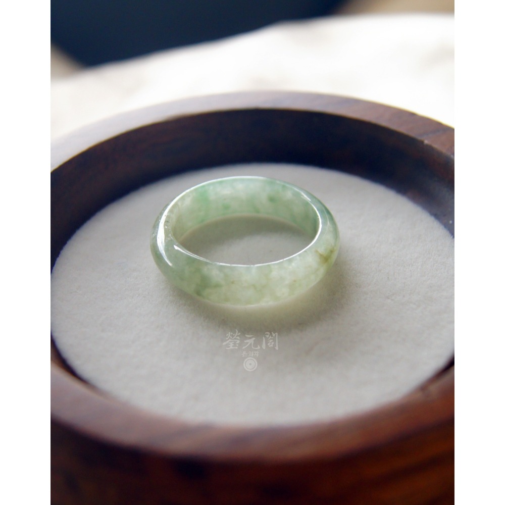 【瑩元閣】《冰種晴水陽綠飄花玉戒》天然緬甸玉翡翠A貨/翡翠戒指/國際圍17/JR-0076現貨在台當天寄出-細節圖7