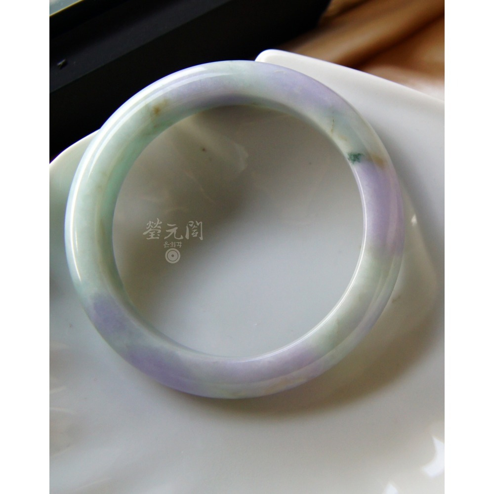 【瑩元閣】《芙蓉濃嫩紫春彩》天然緬甸玉翡翠a貨/平安鐲/手圍17.9/圈口54.8/JB-0274【附台証】現貨在台當天-細節圖2