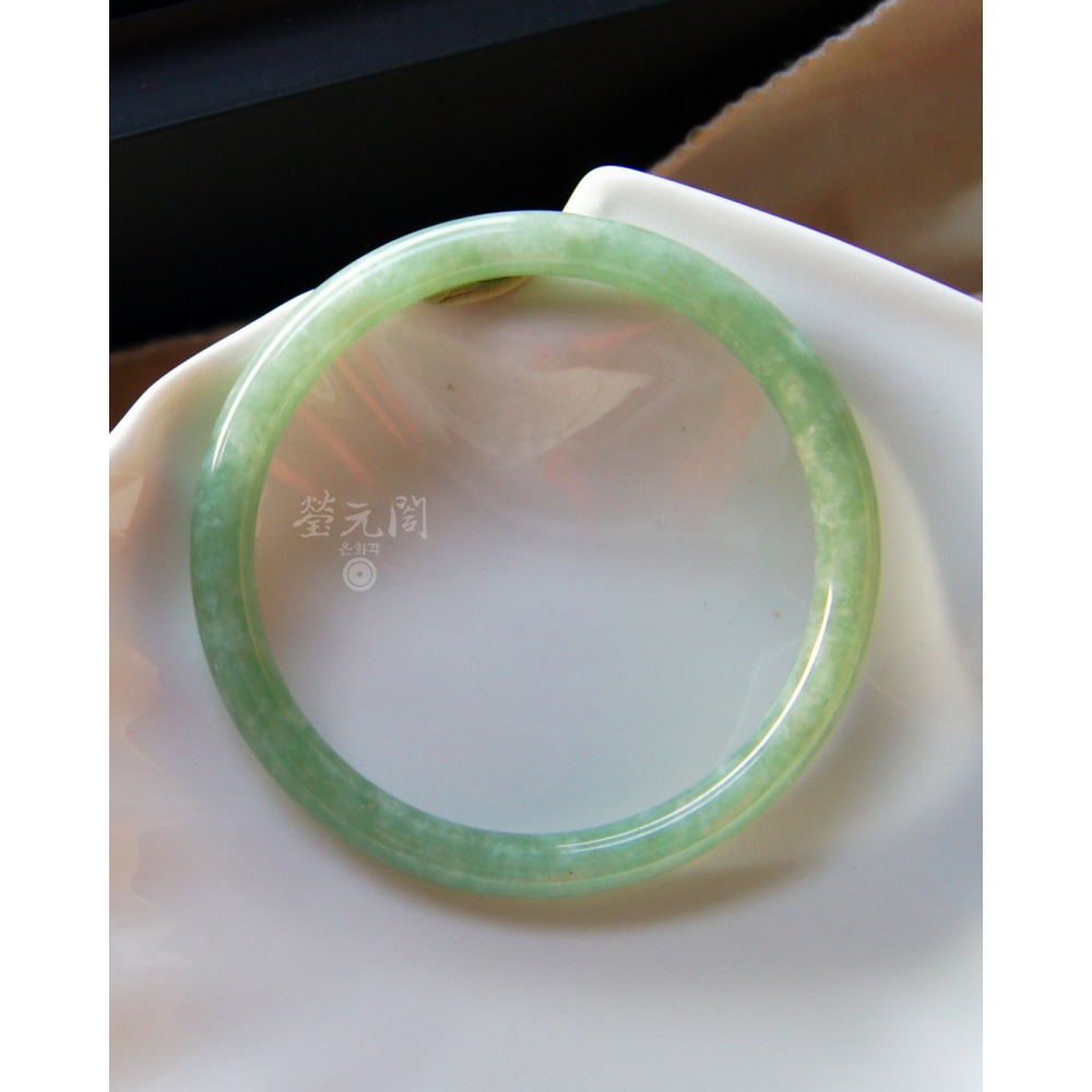【瑩元閣】《糯冰蘋果綠》天然緬甸翡翠a貨/圓鐲/圓骨鐲/手圍18-18.5/圈口54.9/JB-0300現貨在台當天寄出-細節圖2