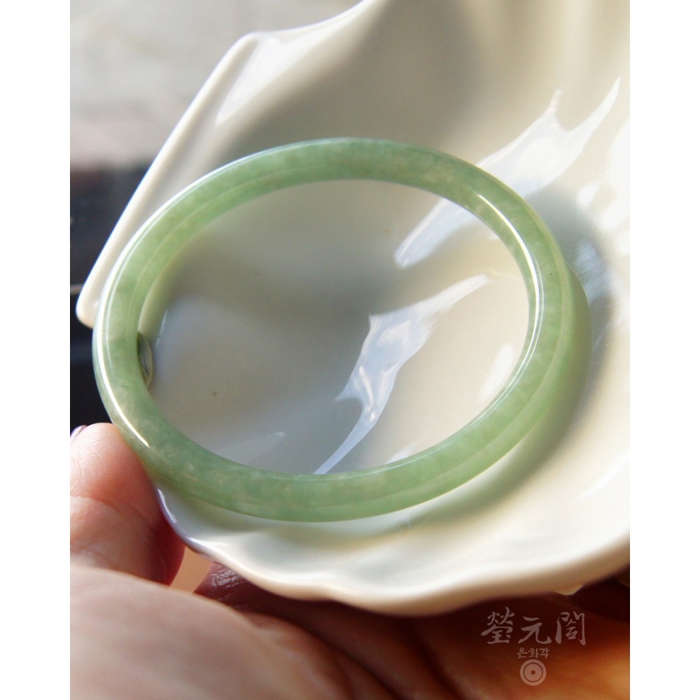 【瑩元閣】《糯冰蘋果綠》天然緬甸翡翠a貨/圓鐲/圓骨鐲/手圍18-18.5/圈口54.9/JB-0300現貨在台當天寄出-細節圖5