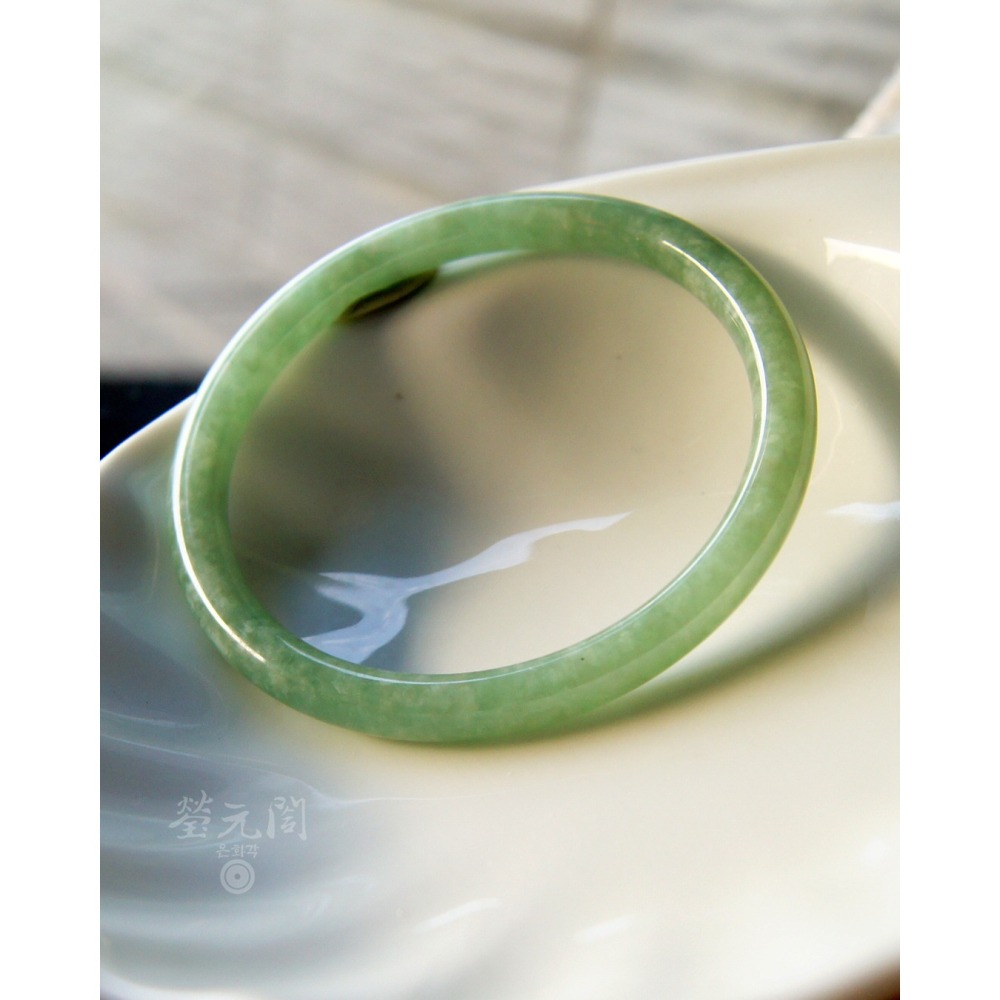 【瑩元閣】《糯冰蘋果綠》天然緬甸翡翠a貨/圓鐲/圓骨鐲/手圍18-18.5/圈口54.9/JB-0300現貨在台當天寄出-細節圖8