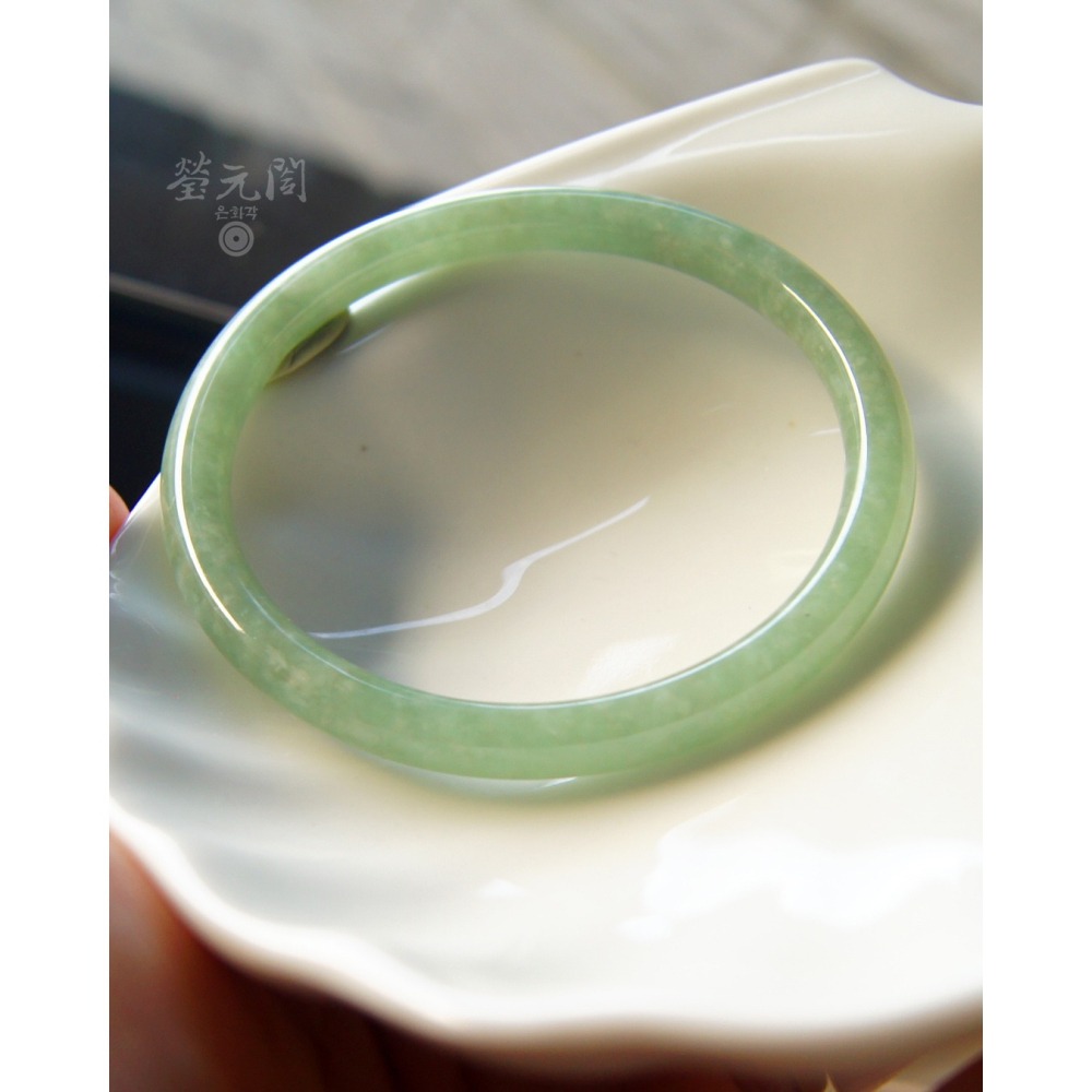 【瑩元閣】《糯冰蘋果綠》天然緬甸翡翠a貨/圓鐲/圓骨鐲/手圍18-18.5/圈口54.9/JB-0300現貨在台當天寄出-細節圖9