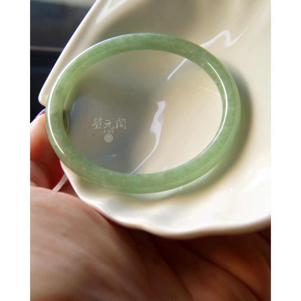 【瑩元閣】《糯冰蘋果綠》天然緬甸翡翠a貨/圓鐲/圓骨鐲/手圍18-18.5/圈口54.9/JB-0300現貨在台當天寄出-細節圖10