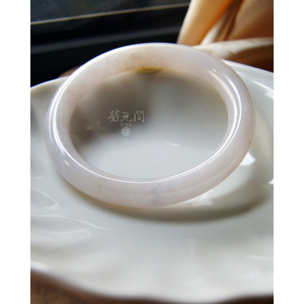 【瑩元閣】《冰糯淡奶粉紅灑蜜》天然緬甸翡翠a貨/福鐲/圓鐲/手圍18.2-19/圈口55.6/JB-0311現貨在台-細節圖3