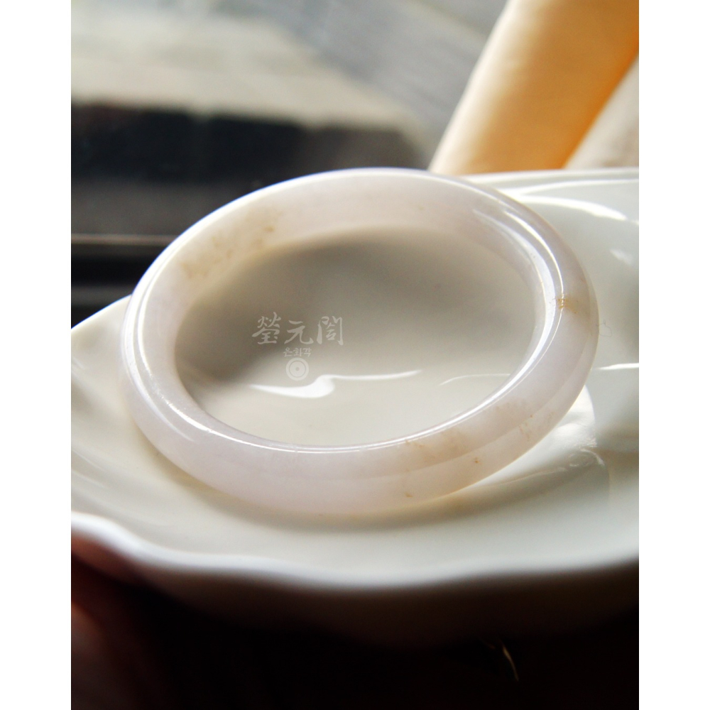 【瑩元閣】《冰糯淡奶粉紅灑蜜》天然緬甸翡翠a貨/福鐲/圓鐲/手圍18.2-19/圈口55.6/JB-0311現貨在台-細節圖9