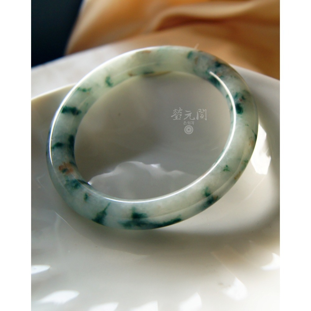 【瑩元閣】《糯冰種飄花青含紅蜜》天然A級翡翠/圓骨鐲/手圍18.1-18.5/圈口55.4/JB-0315現貨在台當天寄-細節圖2