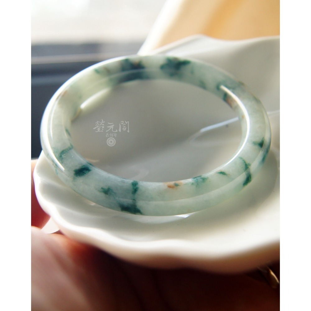 【瑩元閣】《糯冰種飄花青含紅蜜》天然A級翡翠/圓骨鐲/手圍18.1-18.5/圈口55.4/JB-0315現貨在台當天寄-細節圖3