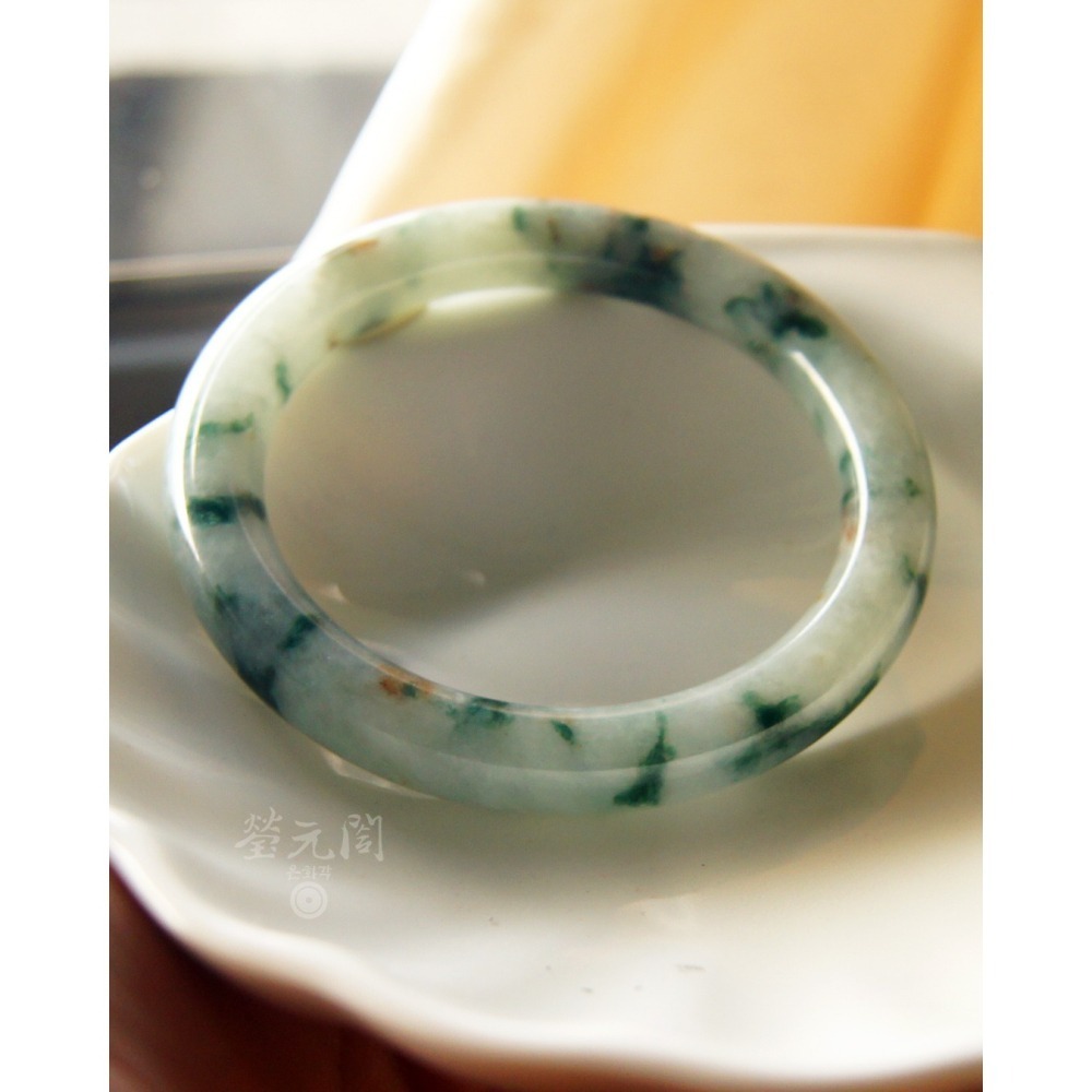 【瑩元閣】《糯冰種飄花青含紅蜜》天然A級翡翠/圓骨鐲/手圍18.1-18.5/圈口55.4/JB-0315現貨在台當天寄-細節圖4