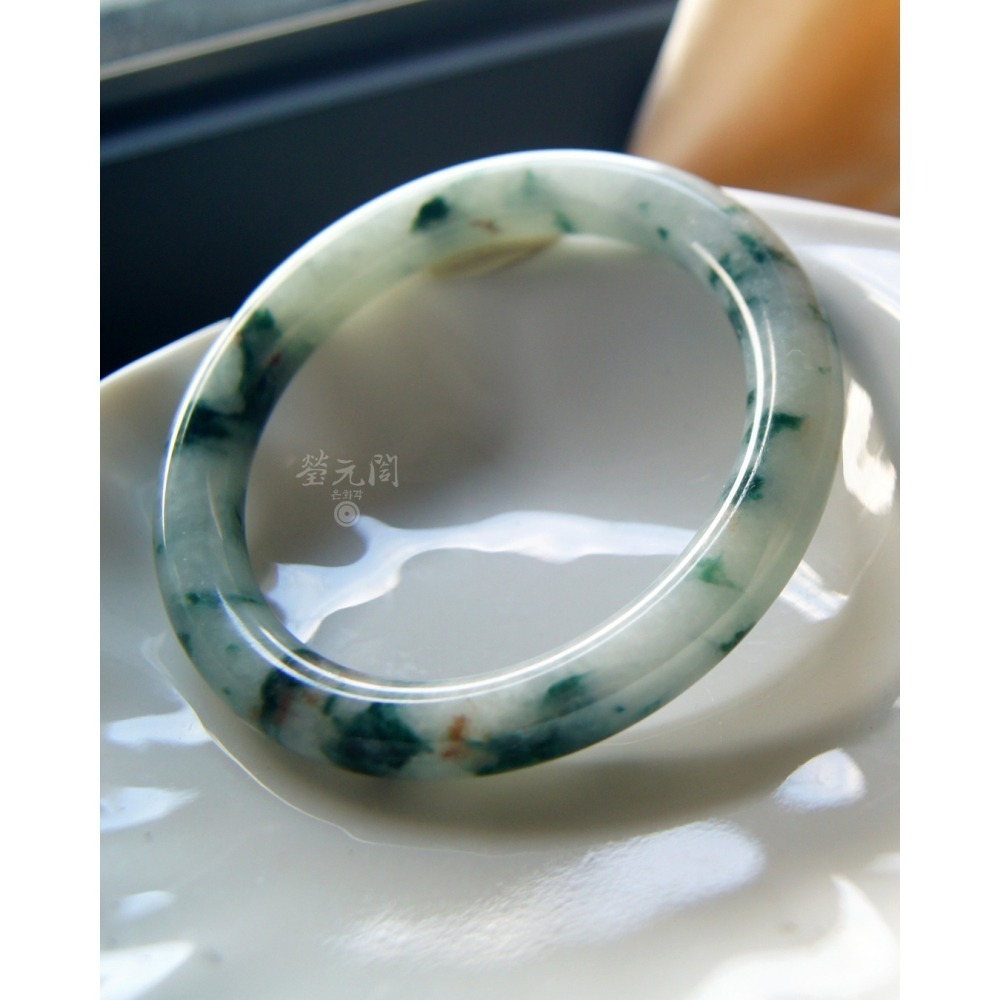 【瑩元閣】《糯冰種飄花青含紅蜜》天然A級翡翠/圓骨鐲/手圍18.1-18.5/圈口55.4/JB-0315現貨在台當天寄-細節圖5