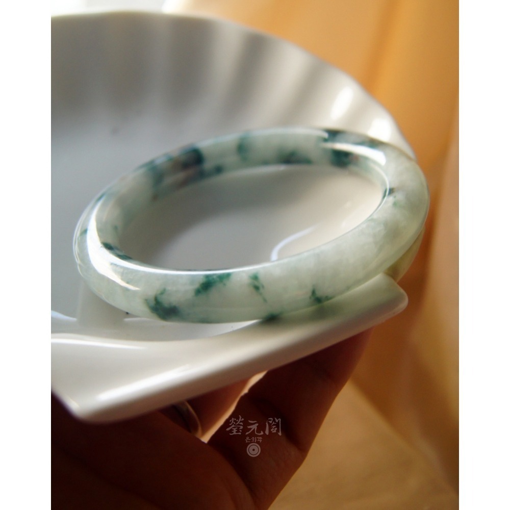 【瑩元閣】《糯冰種飄花青含紅蜜》天然A級翡翠/圓骨鐲/手圍18.1-18.5/圈口55.4/JB-0315現貨在台當天寄-細節圖6