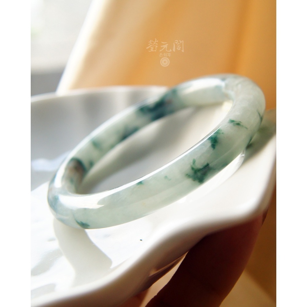 【瑩元閣】《糯冰種飄花青含紅蜜》天然A級翡翠/圓骨鐲/手圍18.1-18.5/圈口55.4/JB-0315現貨在台當天寄-細節圖7