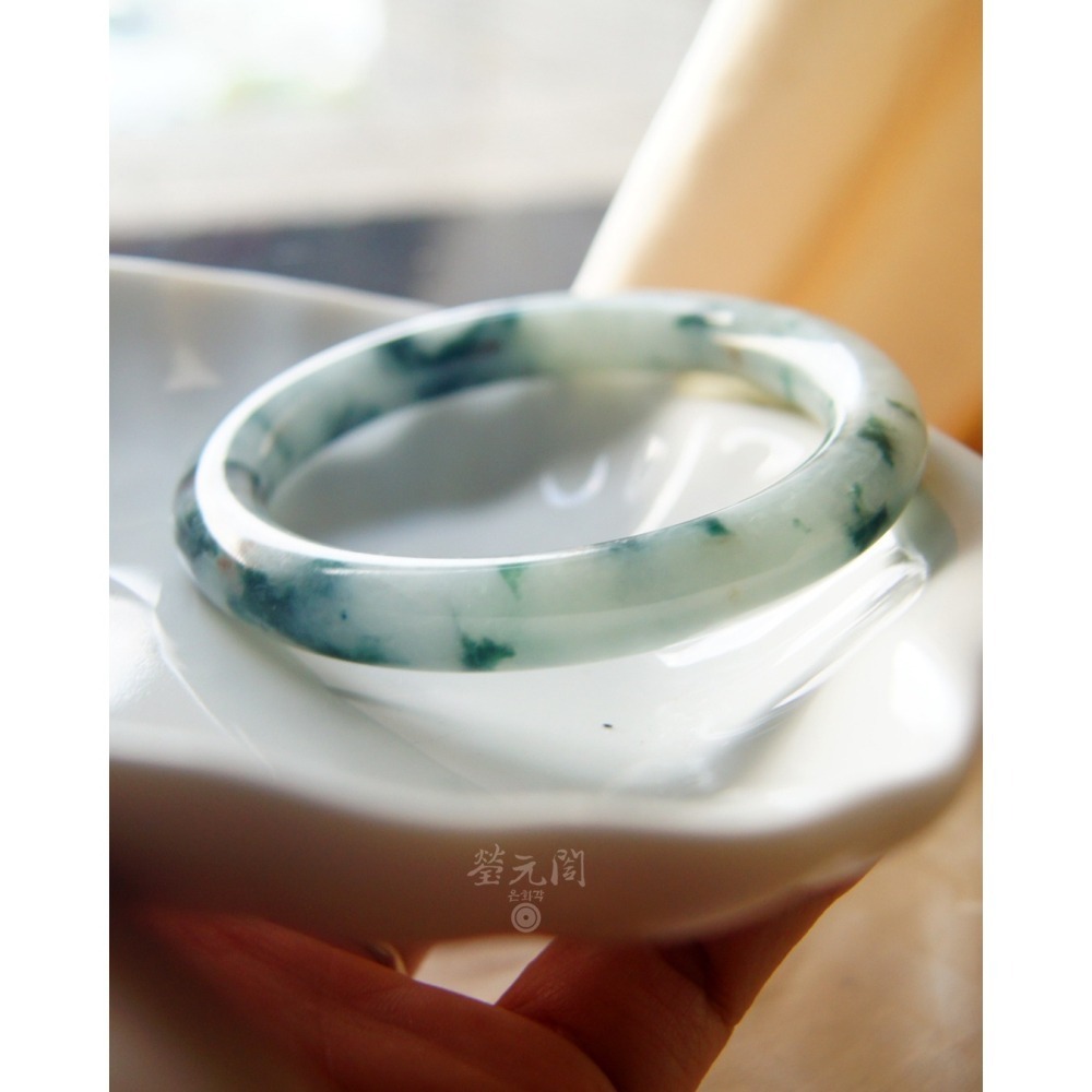 【瑩元閣】《糯冰種飄花青含紅蜜》天然A級翡翠/圓骨鐲/手圍18.1-18.5/圈口55.4/JB-0315現貨在台當天寄-細節圖8