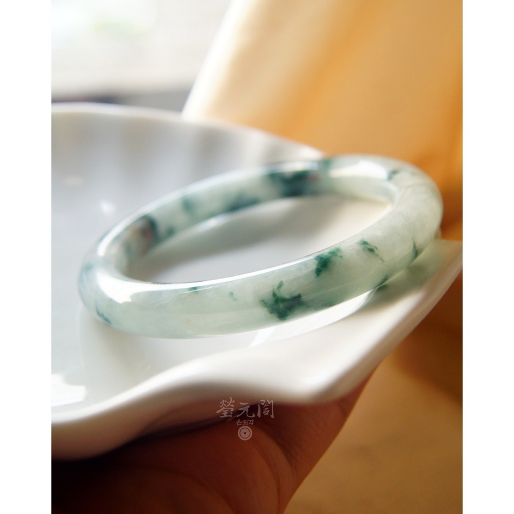 【瑩元閣】《糯冰種飄花青含紅蜜》天然A級翡翠/圓骨鐲/手圍18.1-18.5/圈口55.4/JB-0315現貨在台當天寄-細節圖9