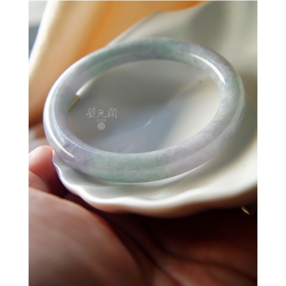 【瑩元閣】《冰糯種淡春彩》天然A級緬甸翡翠/圓鐲/圓骨鐲/手圍18.4-19/圈口56.3/JB-0314現貨在台-細節圖2
