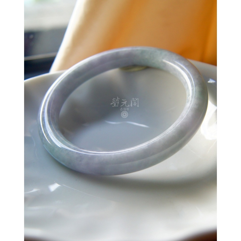 【瑩元閣】《冰糯種淡春彩》天然A級緬甸翡翠/圓鐲/圓骨鐲/手圍18.4-19/圈口56.3/JB-0314現貨在台-細節圖3