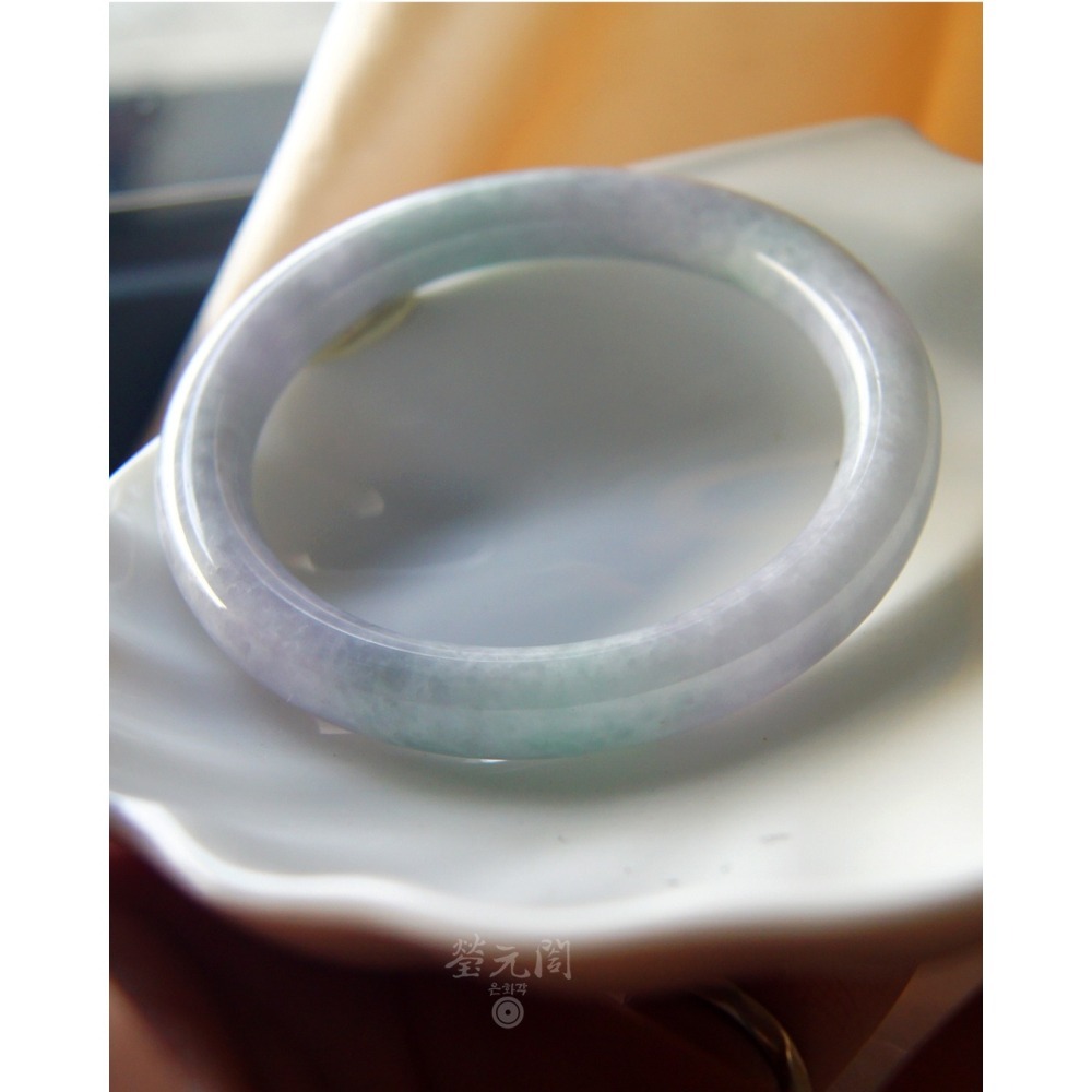 【瑩元閣】《冰糯種淡春彩》天然A級緬甸翡翠/圓鐲/圓骨鐲/手圍18.4-19/圈口56.3/JB-0314現貨在台-細節圖4