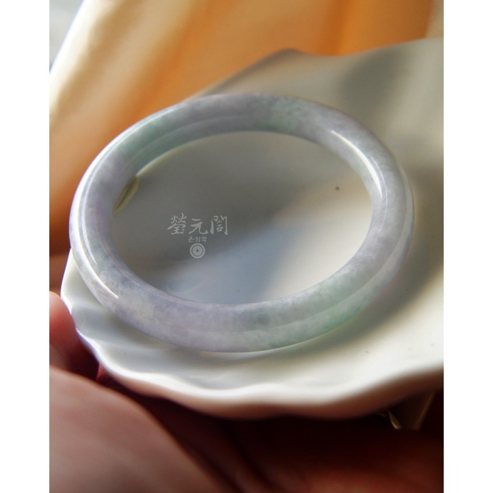【瑩元閣】《冰糯種淡春彩》天然A級緬甸翡翠/圓鐲/圓骨鐲/手圍18.4-19/圈口56.3/JB-0314現貨在台-細節圖5